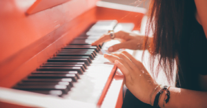 Vicotoria Recovery Story Photo Piano Mailchimp